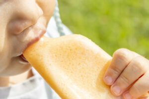 アイスは何歳から食べられる？早く与えてはいけない理由と注意点を解説 - MAMA Media