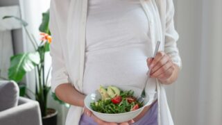 妊娠中にとる食事は、ママだけでなく、おなかの赤ちゃんの成長や発達にかかわる大切なものです。 この記事では、妊娠中の食事のポイントや、積極的に取りたい食品とそうでない食品ついて紹介します。
