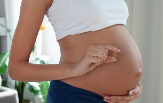 妊婦さんの中には何らかの症状に対して、薬を飲んでもよいのか悩んでいる人もいるのではないでしょうか？ この記事では、妊娠中の薬の影響や、妊婦さんが薬を飲むときのポイントについて解説します。
